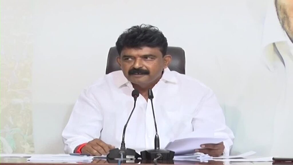 Vaartha live news : Perni Nani : మాజీ మంత్రి పేర్ని నాని సహా 400 మందిపై కేసు నమోదు