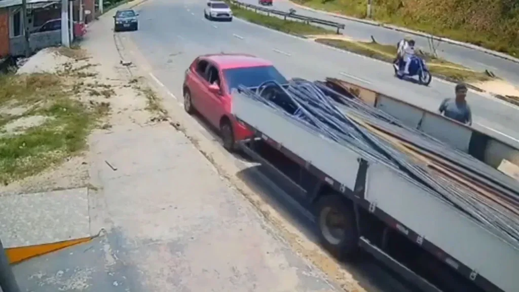 Vaartha live news : Viral video : రోడ్డుపై నిర్లక్ష్యం – ప్రాణాలకు ముప్పు!