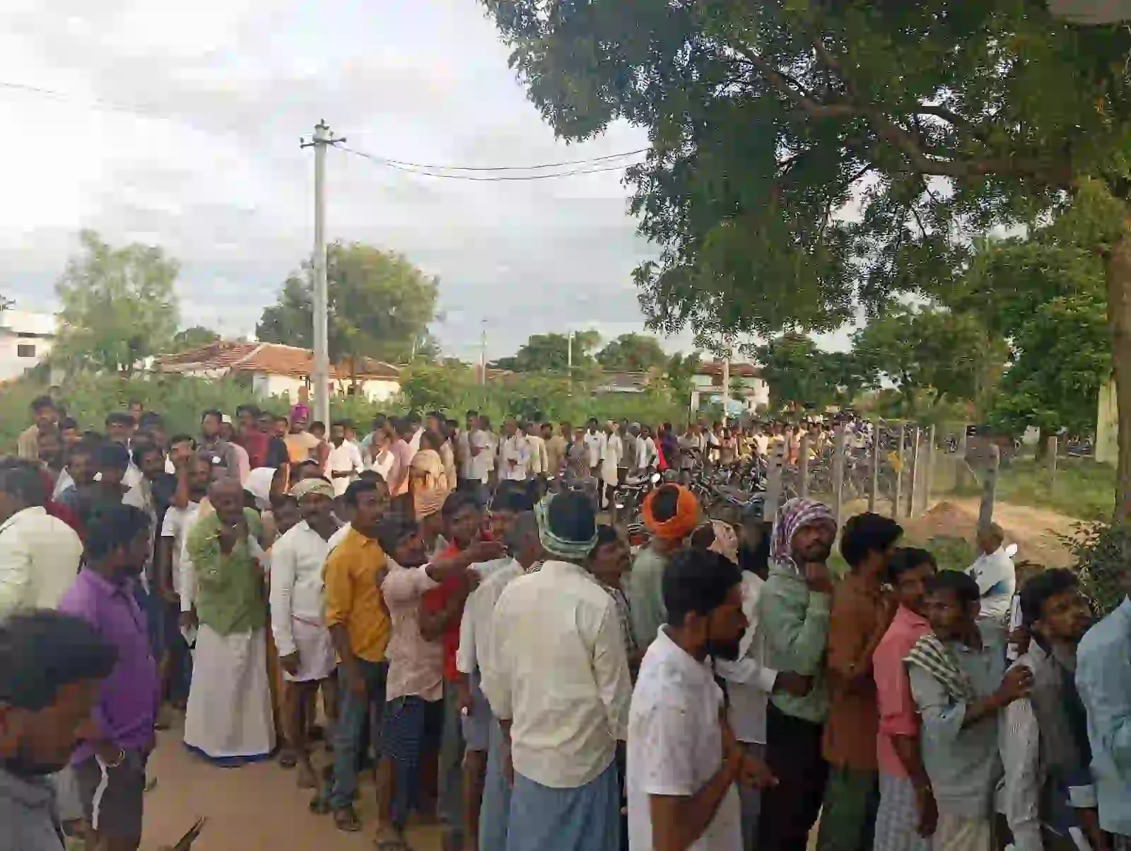 Telugu News: Medak-రైతులకు తప్పని యూరియా తిప్పలుయూరియా కోసం రైతుల బారులు..