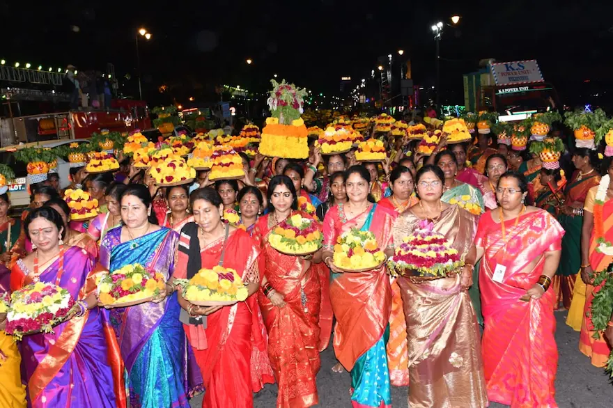 Latest News: Bathukamma Festival 2025: ట్యాంక్ బండ్ లో ఘనంగా బతుకమ్మ వేడుకలు