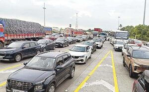 టోల్ ప్లాజాల వద్ద రద్దీ