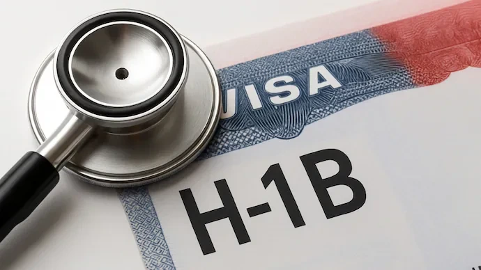 H-1B Visa: హెచ్ 1బీ హోల్డర్లు ఎక్కడకీ వెళ్ళకండి..