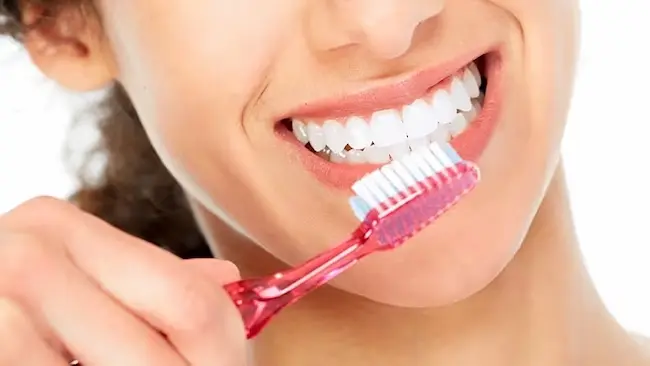 Brush teeth:  రాత్రి పూట బ్రష్ చేయకపోతే ఏమవుతుందో తెలుసా..
