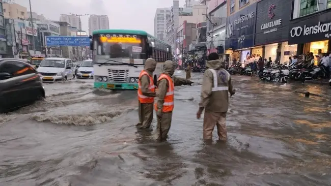 News telugu: Hyderabad Floods: హైదరాబాద్‌లో వర్ష బీభత్సం..ముగ్గురు వ్యక్తులు గల్లంతు