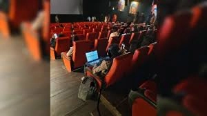 Corporate-బెంగళూరు థియేటర్‌లో వింత సంఘటన: సినిమా చూస్తూనే ఆఫీస్ పని
