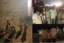 Nellore-పేకాటకు పెన్నా నదిలో చిక్కుకున్న యువకులు