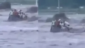 Dehradun – వరద ఉద్ధృతికి నదిలో కొట్టుకుపోయిన ట్రాక్టర్‌