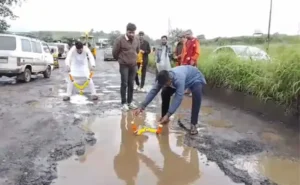 Protesters Garland Potholes – గుంతల రోడ్లపై జనం ఆగ్రహం..గుంతలకు దండలు వేసి నిరసన