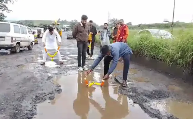 Latest Telugu news : Protesters Garland Potholes – గుంతల రోడ్లపై జనం ఆగ్రహం..గుంతలకు దండలు వేసి నిరసన