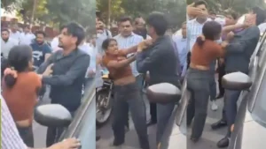 Uttar Pradesh-నడిరోడ్డుపై భార్య భర్తల బిగ్ ఫైట్