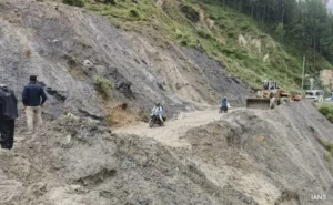 Landslides -ప్రకృతి విలయంలో ఉత్తరాఖండ్‌.. విరిగిపడిన కొండచరియలు..