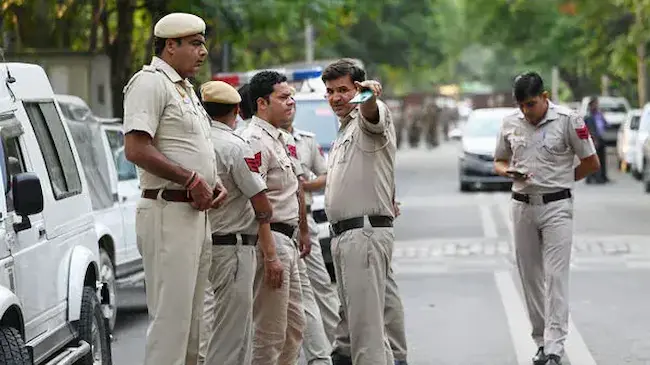 News telugu: Delhi Schools: ఢిల్లీలో 100కి పైగా స్కూళ్లకు బాంబు హెచ్చరికలు