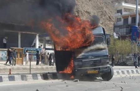 Telugu News: Ladakh: ఆరనిజ్వాలగా లడఖ్.. పోలీస్ వాహనానికి నిప్పు