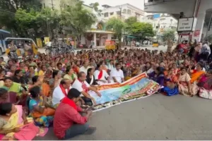 Anganwadi Teachers-ఉచిత బస్సులో వచ్చి సచివాలయం ఎదుట అంగన్వాడీ టీచర్ల ఆందోళన