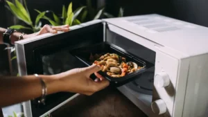 Heating Food- పదే పదే వేడి చేసిన ఆహారం తింటే కలిగే ప్రమాదాలు ఇవే