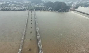 ప్రకాశం బ్యారేజి వద్ద రెండో ప్రమాద హెచ్చరిక