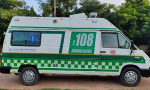 అంబులెన్స్ డ్రైవర్ ను చితకబాదిన పోకిరీలు