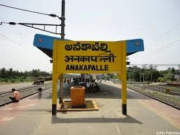 కాలువలో కోబ్రా పామును చూసి భయాందోళనకు గురైన స్థానికులు