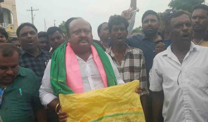 Breaking News – Urea Shortage : యూరియా కోసం కరీంనగర్‌లో వినూత్న నిరసన