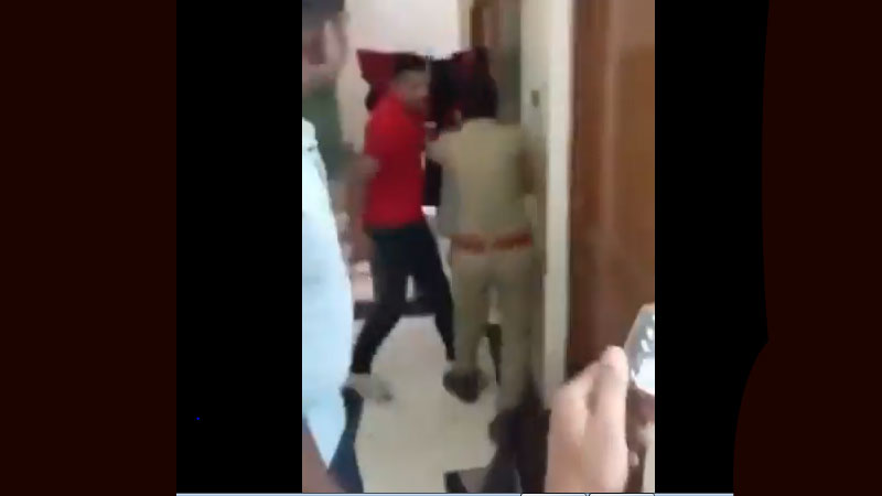 Romance : ప్రియుడితో రొమాన్స్ చేస్తూ అడ్డంగా దొరికిన లేడీ కానిస్టేబుల్ ..!!