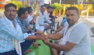 మద్యం బాటిళ్లను సంప్రదాయంగా వాయినం ఇస్తారట..ఎక్కడో తెలుసా..?