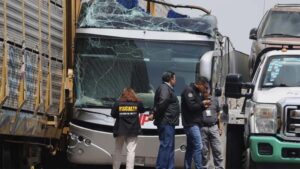 మెక్సికోలో బస్సును ఢీకొట్టిన రైలు.. 10 మంది మృతి