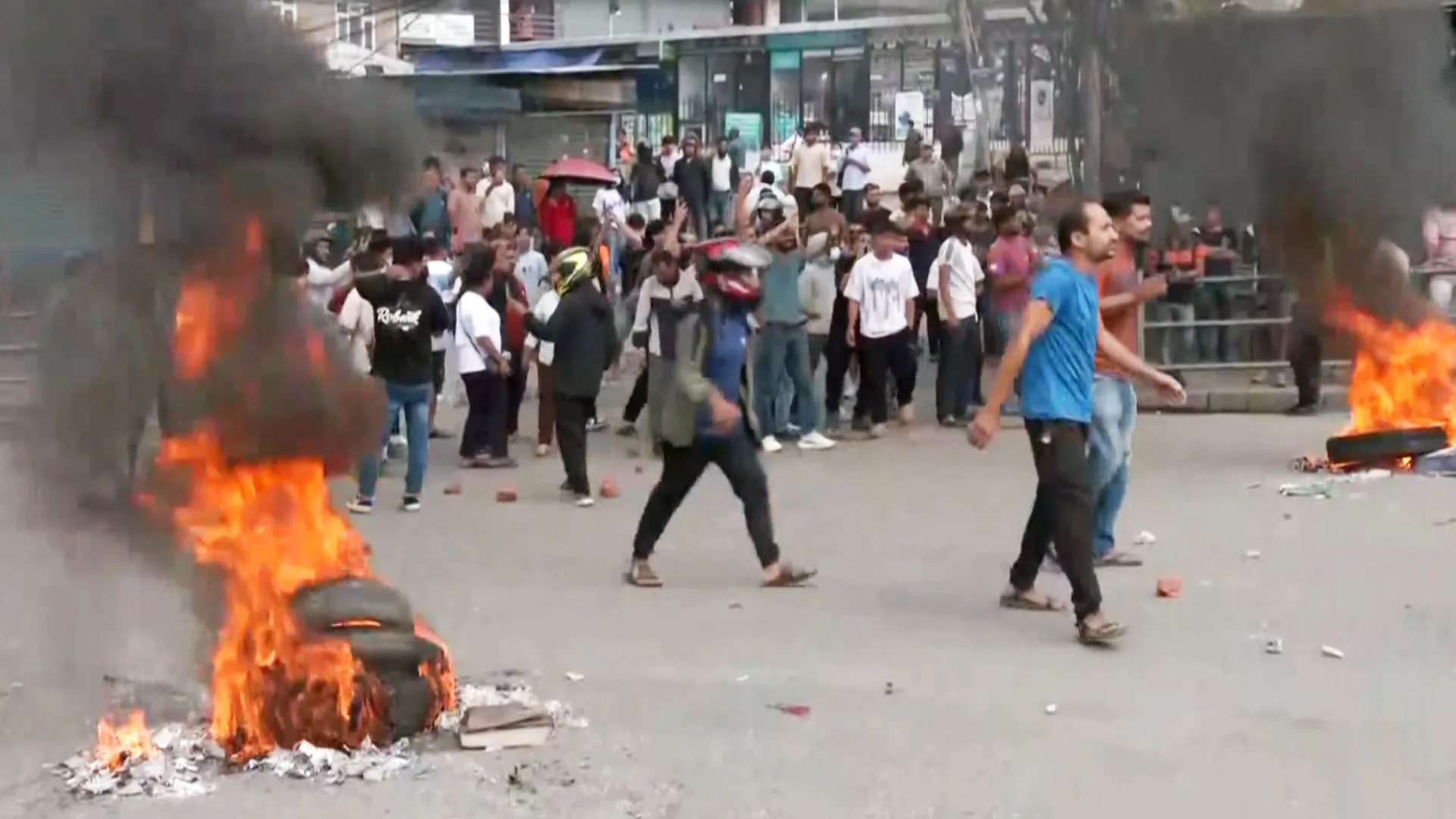 భారతీయులను ఆదుకోవాలంటూ నేపాల్ లో ఓ మహిళ వేడుకోలు..