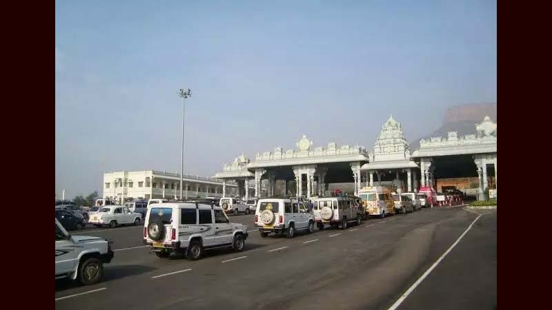 Tirumala : కిక్కిరిసిన తిరుమల కొండ.. ప్రైవేట్ వాహనాలకు నో ఎంట్రీ
