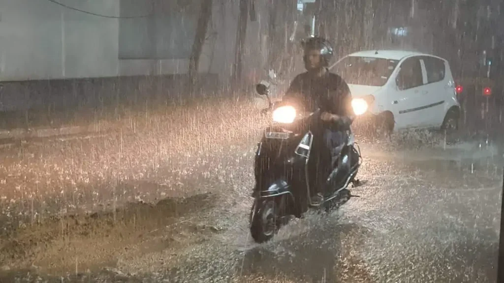 Latest News: Hyderabad Rains – హైదరాబాద్‌లో కుండపోత వాన.. మరో 2, 3 గంటలు భారీ వర్షం..