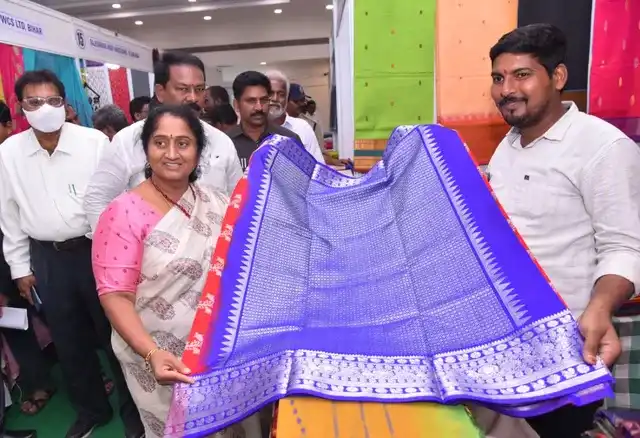 Today News : Handloom – చేనేత ఉత్పత్తులపై క్యూఆర్ కోడ్ తో కూడిన వీవర్ కార్డు – మంత్రి సవిత