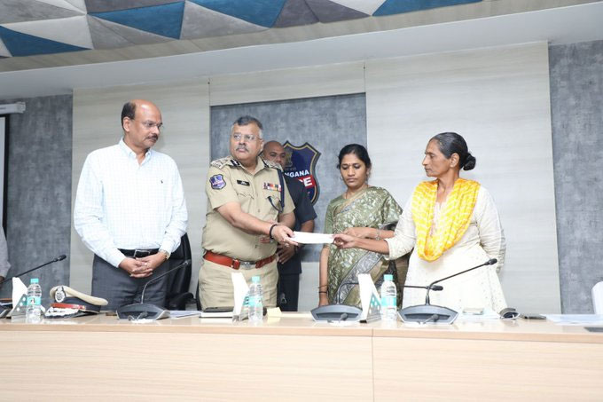 Breaking News – Woman Maoist : ప్రాణభయంతో పోలీసుల ఎదుట సరెండర్ అయిన సుజాతక్క