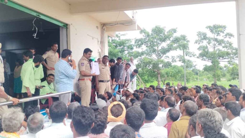 Latest News : తెలంగాణలో యూరియా కొరత.. రైతుపై పోలీసు దుర్వ్యవహారం కెమెరాలో రికార్డు