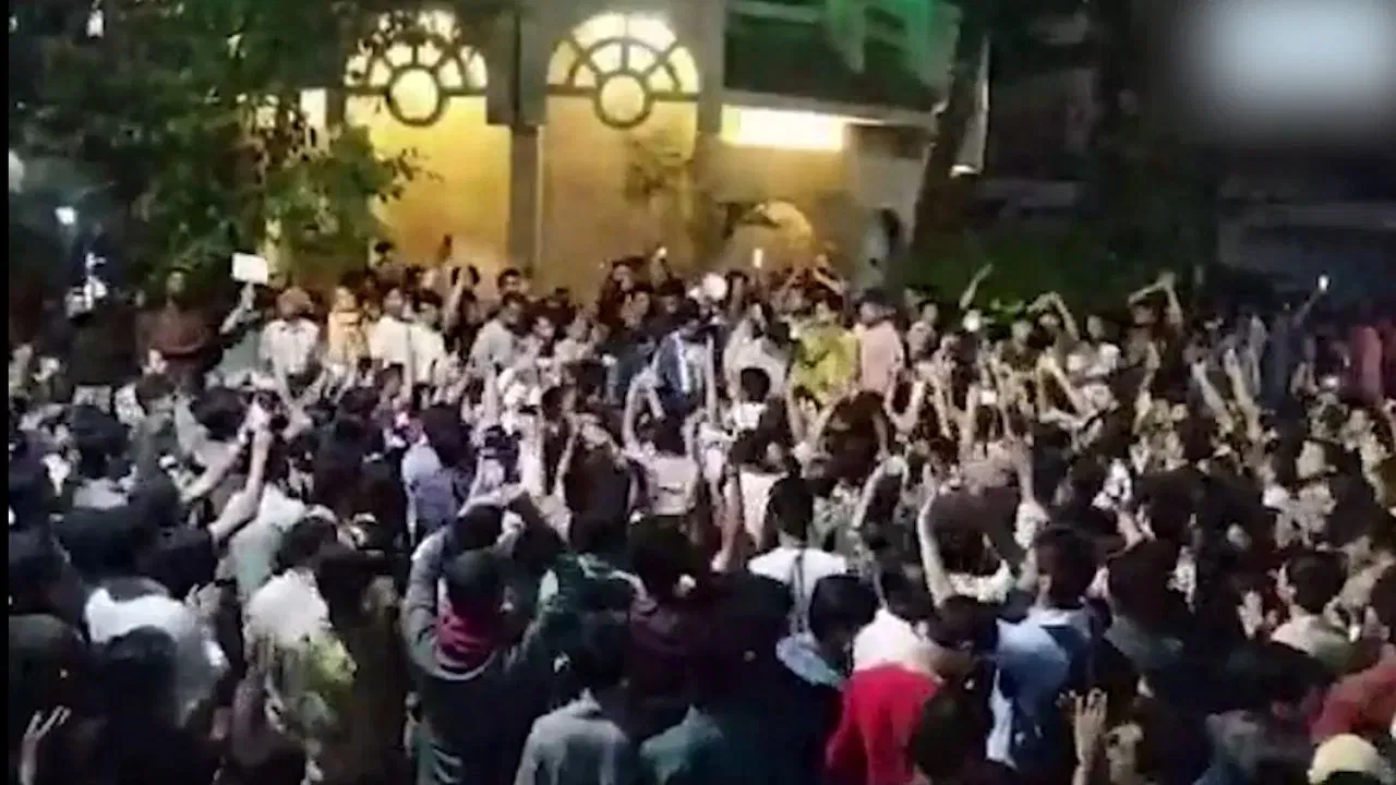 vaartha live news : AU student death : వీసీ రాజీనామా చేయాలంటూ విద్యార్థుల ఆందోళన