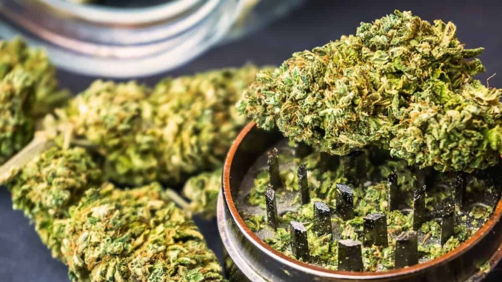 vaartha live news : Ganja : కాచిగూడ రైల్వే స్టేషన్‌లో భారీగా గంజాయి ప‌ట్టివేత‌ : ఇద్దరు అరెస్టు