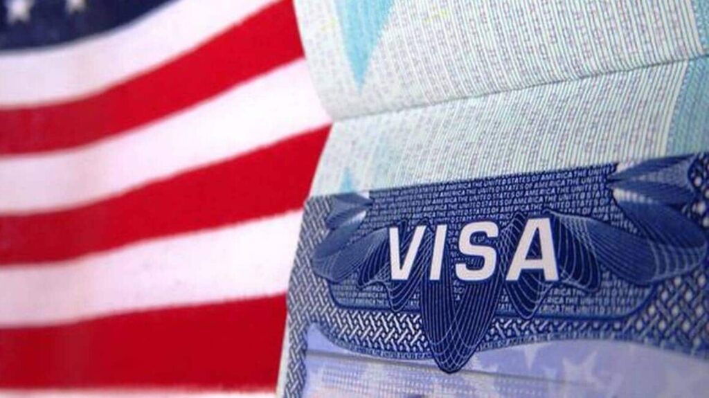 vaartha live news : H-1B Visa : హెచ్‌-1బీ వీసాలపై ట్రంప్ నిర్ణయం … భారత ఐటీ రంగానికి ఊరట
