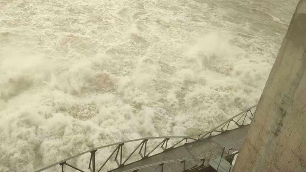 vaartha live news : Jurala Project : జూరాల ప్రాజెక్టుకు భారీ వరద ప్రవాహం … 42 గేట్లు ఎత్తివేత