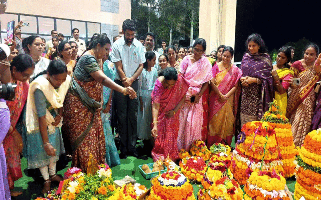 vaartha live news : Kothagudem Urban : మహిళా శక్తి, ఐక్యతకు ప్రతీక బతుకమ్మ : కలెక్టర్ జితేశ్‌