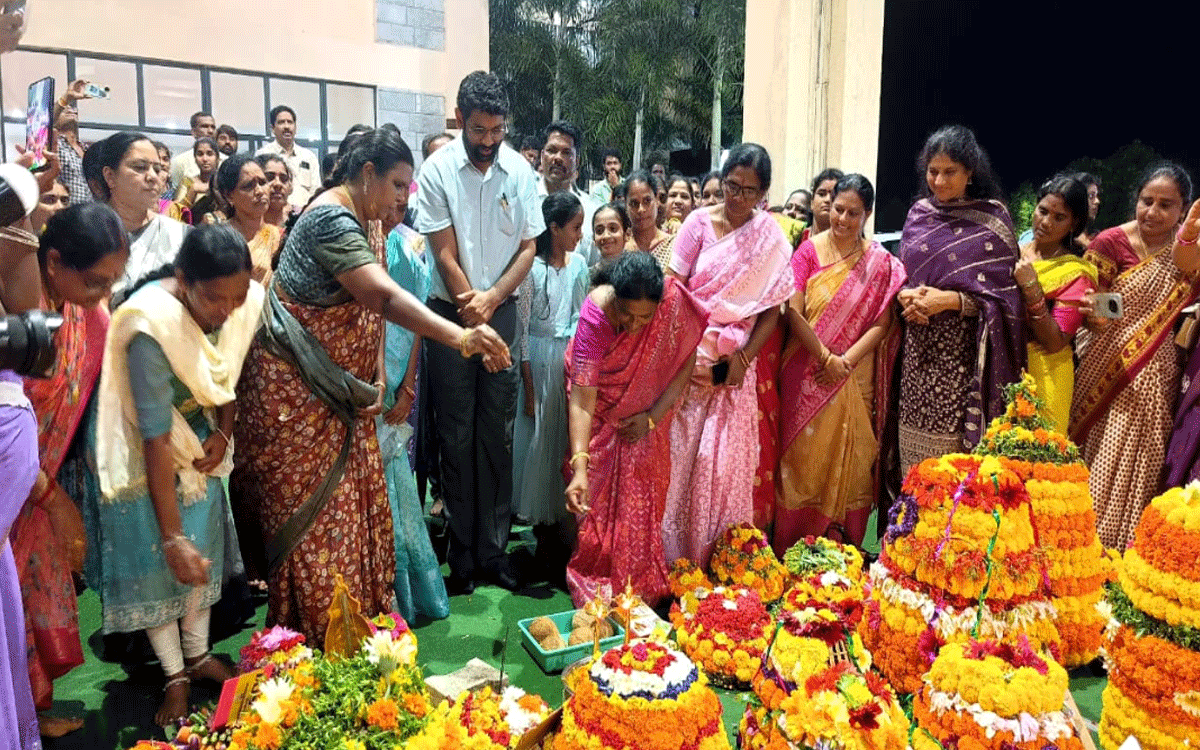 Kothagudem Urban : మహిళా శక్తి, ఐక్యతకు ప్రతీక బతుకమ్మ : కలెక్టర్ జితేశ్‌