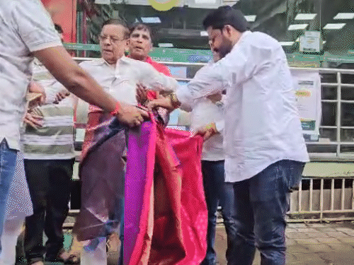 vaartha live news : Maharashtra : కాంగ్రెస్ కార్యకర్తకు చీర కట్టించిన బీజేపీ కార్యకర్తలు