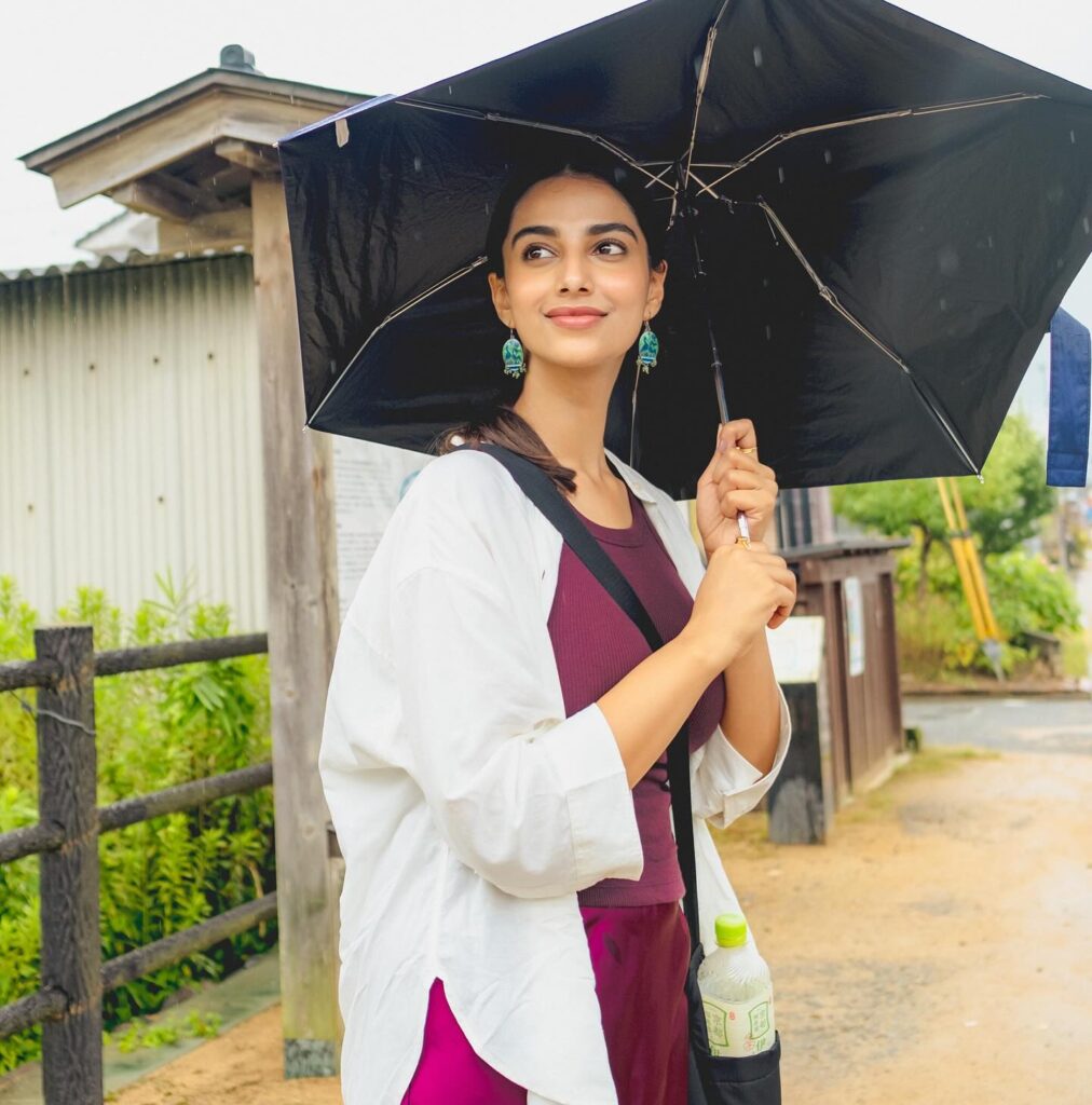 vaartha live news : Meenakshi Chaudhary : జపాన్ వీధుల్లో మీనాక్షి … ట్రావెల్ డైరీ