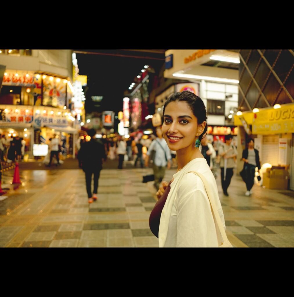 vaartha live news : Meenakshi Chaudhary : జపాన్ వీధుల్లో మీనాక్షి … ట్రావెల్ డైరీ