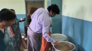 District Collector Hanumantha Rao – విద్యార్థులకు భోజనం వండిన జిల్లా కలెక్టర్..ఎక్కడంటే?