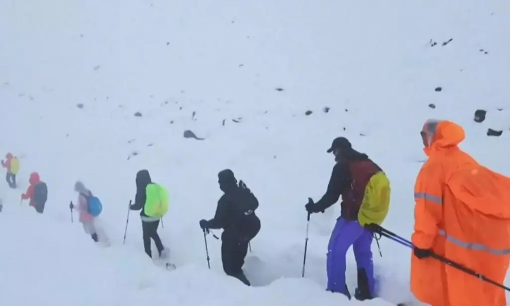 Latest News: Everest: మంచు బీభత్సం.. వెయ్యిమంది చిక్కుకుపోయిన పర్వతారోహకులు