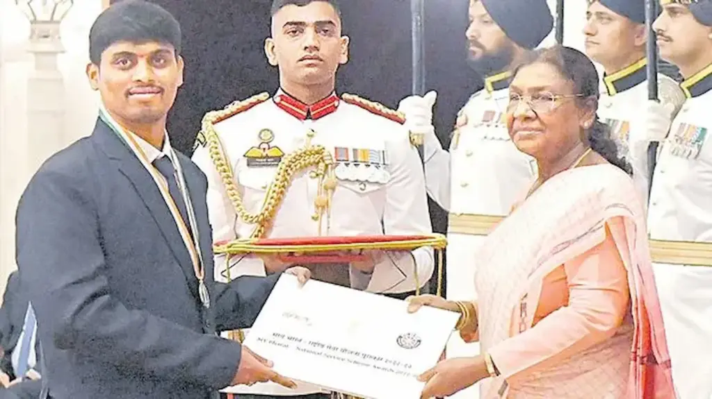 Latest News: NSS Award: ఎన్ఎస్ఎస్ అవార్డులు అందుకున్న ఆంధ్రా యువకులు