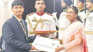 ఎన్ఎస్ఎస్ అవార్డులు అందుకున్న ఆంధ్రా యువకులు