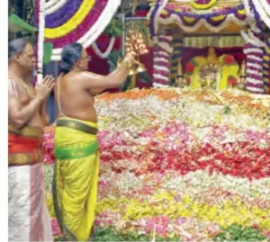 ఆరురకాల పత్రాలతో పుష్పయాగం