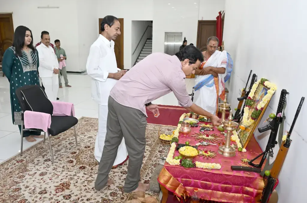 Latest News: KCR: ఘనంగా కేసీఆర్ నివాసంలో దసరా పండుగ పూజా కార్యక్రమాలు