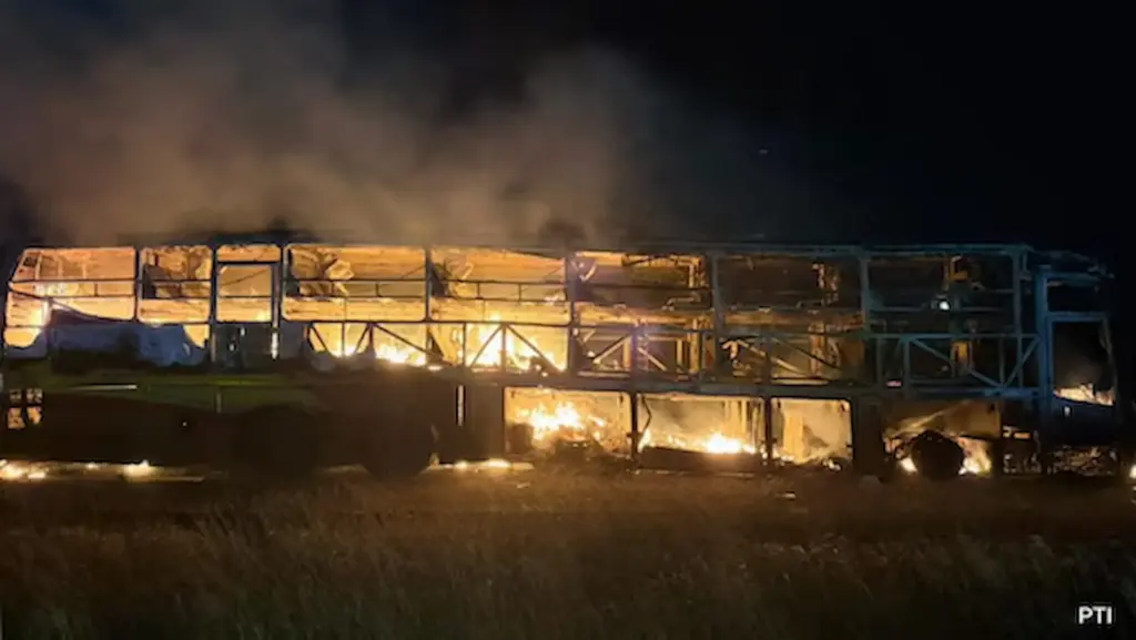 News Telugu: Bus Accident: దీపావళి పండగకు వచ్చి మృతువాత పడ్డ తల్లి కుమారుడు