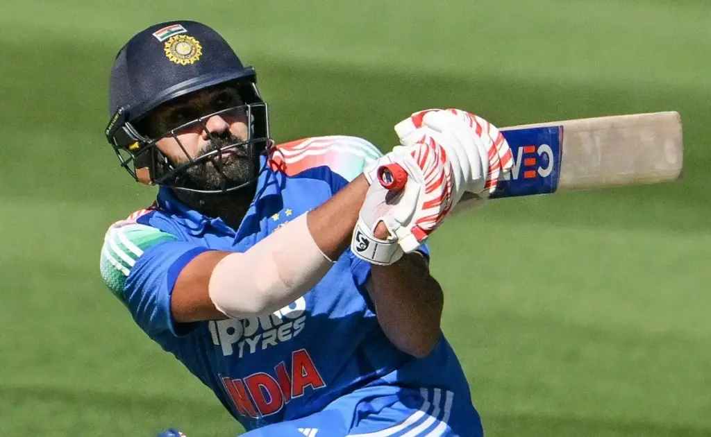 News Telugu: Rohit Sharma: ఆస్ట్రేలియాతో రెండో వన్డేలో భారత్ ఓ మోస్తరు స్కోరు