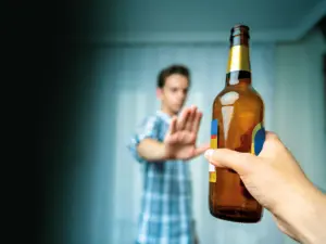 తాగుడుకు దూరమవుతున్న యువత.. మంచి పరిణామమే..